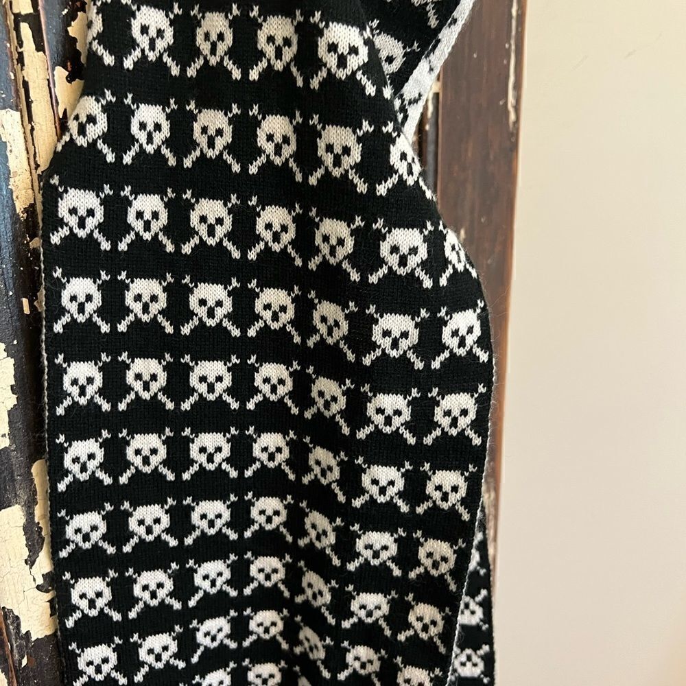 Women’s Black & White infinity skull scarf.